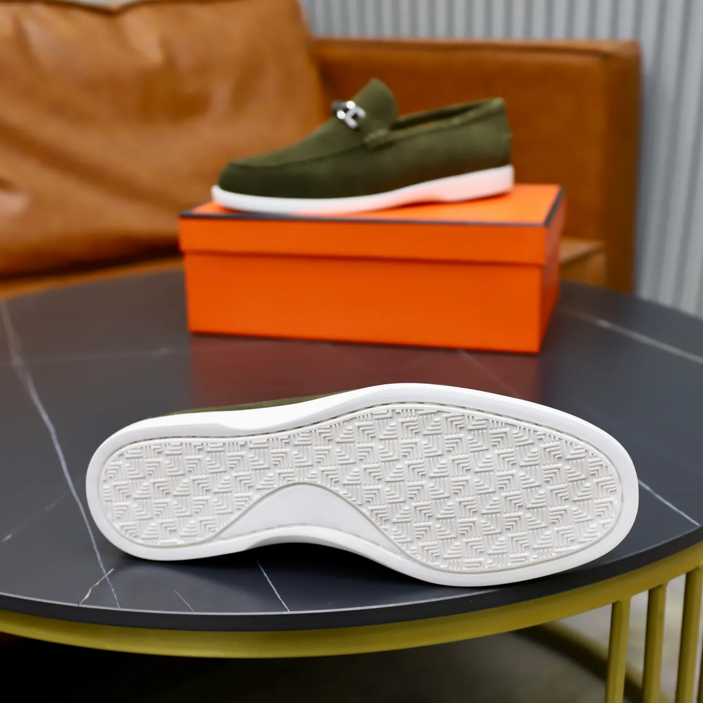 Ex-factory price: 540💰Hermès/Hermès slip-on men's shoes. This shoe is made of imported cow suede leather, with simple and smooth lines, and a 3CM rubber foam ultra-light sole combined with aerodynamic design! Youthful and fashionable, H button decoration, contrasting leather embellishment on the heel, calf lining to gently wrap your feet, with embossed logo cowhide feet, leather rock strips, casual and urban style, highlighting youthful vitality, sports and leisure version, super versatile Size number: 38-39-40-41-42-43-44 Standard leather shoe size (45 can be customized but does not support returns)